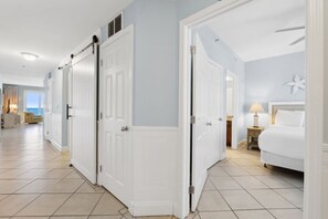 Escritorio, tabla de planchar con plancha, wifi y ropa de cama 