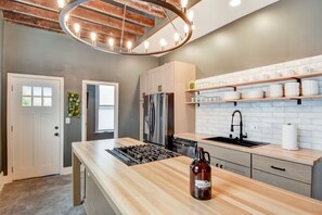 Fridge, microwave, oven, stovetop - Spacious Walkers Point Gem in Central Milwaukee (Milwaukee)