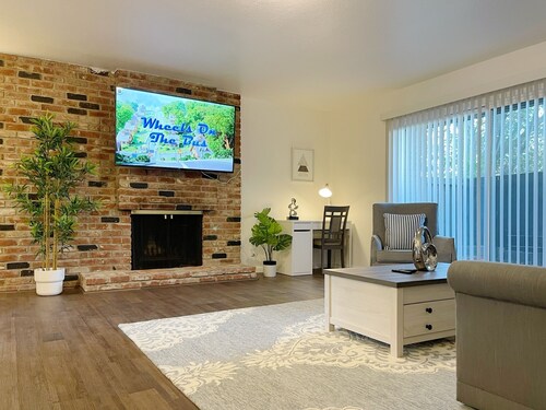 Fully renovated 2B/1b in Downtown 