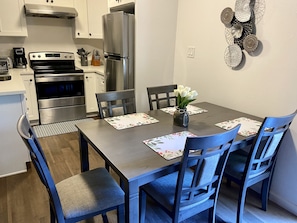 Dining - Fully renovated 2B/1b in Downtown  (Lafayette)