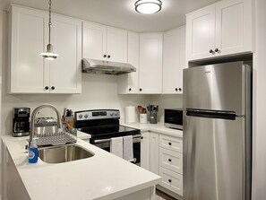 Réfrigérateur, four à micro-ondes, un four, surface de cuisson