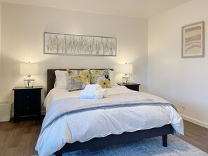 2 chambres, bureau, fer et planche à repasser, lit de bébé portatif