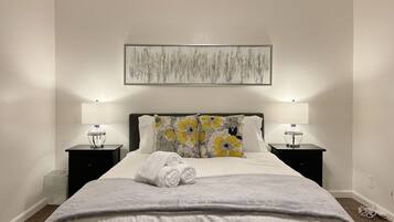 2 Schlafzimmer, Schreibtisch, Bügeleisen/Bügelbrett, Reisekinderbett