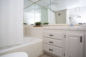 Combined shower/bathtub, hair dryer, towels