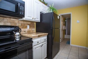 Coffee/tea maker, fridge, microwave, stovetop