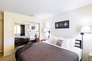 1 habitación, tabla de planchar con plancha y cuna de viaje