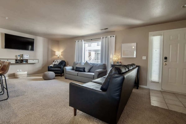 TV, offices - Las Palmas Resort #1210 | All-Inclusive Amenities (Saint George)