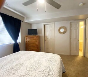 2 slaapkamers, een strijkplank/strijkijzer, gratis wifi, beddengoed