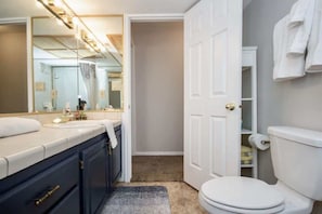 Combined shower/tub, hair dryer, towels, shampoo - Las Palmas Resort #1422 | All-Inclusive Amenities (Saint George)