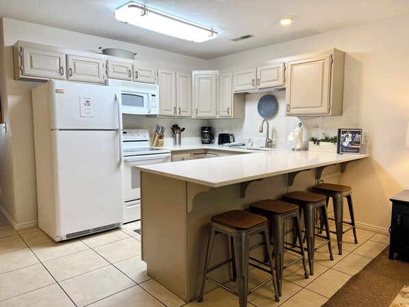 ثلاجة، ميكروويف، فرن، موقد طهي مسطح