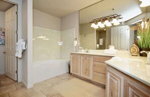 Combined shower/tub, hair dryer, towels - Las Palmas Resort #1907 | All-Inclusive Amenities (Saint George)