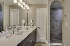 Combined shower/bathtub, hair dryer, towels