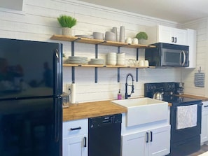 Coffee/tea maker, fridge, microwave, oven