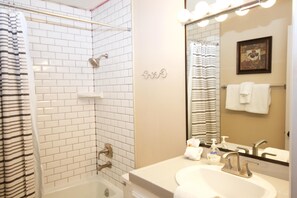 Ensemble baignoire-douche, séchoir à cheveux, serviettes fournies
