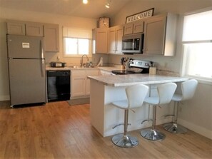 Een koelkast, een microgolfoven, een oven, een kookplaat