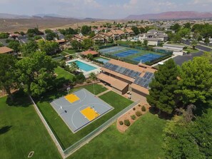 Ein Wohngebiet mit Tennisplatz, Schwimmbad und Solaranlage.
