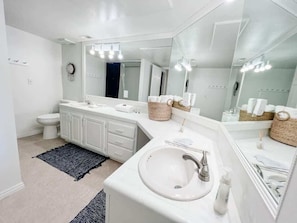 Ensemble douche/baignoire, sèche-cheveux, serviettes fournies, shampoing
