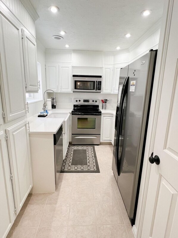 Coffee/tea maker, fridge, microwave, oven
