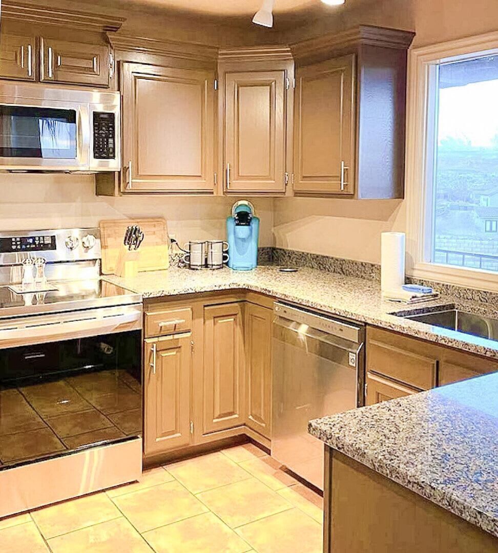 Coffee/tea maker, fridge, microwave, oven