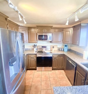 Coffee/tea maker, fridge, microwave, oven
