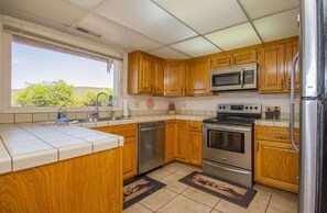 Coffee/tea maker, fridge, microwave, oven