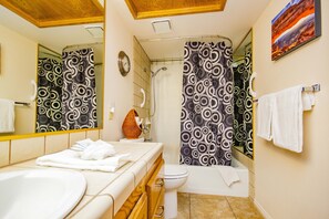 Combined shower/tub, hair dryer, towels