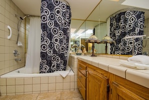 Combined shower/tub, hair dryer, towels