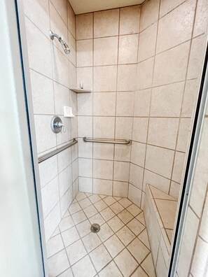 Ensemble baignoire-douche, séchoir à cheveux, serviettes fournies