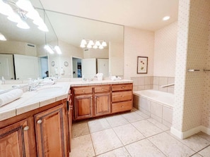 Combined shower/bathtub, hair dryer, towels
