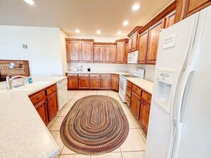 Coffee/tea maker, fridge, microwave, oven - Las Palmas Resort #805 | All-Inclusive Amenities (Saint George)