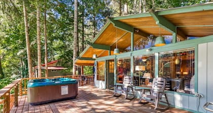 Stargazer Studio - riverfront pet-friendly cabin