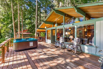 Stargazer Studio - riverfront pet-friendly cabin
