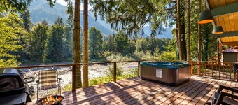 Stargazer Studio - riverfront pet-friendly cabin