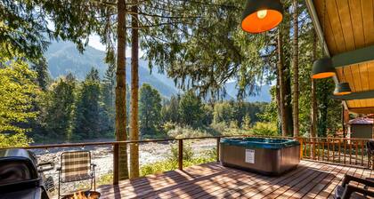 Stargazer Studio - riverfront pet-friendly cabin