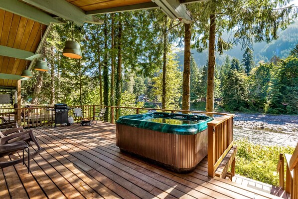 Terrace/patio - Stargazer Studio - riverfront pet-friendly cabin (Gold Bar)