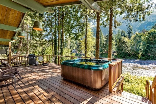 Stargazer Studio - riverfront pet-friendly cabin