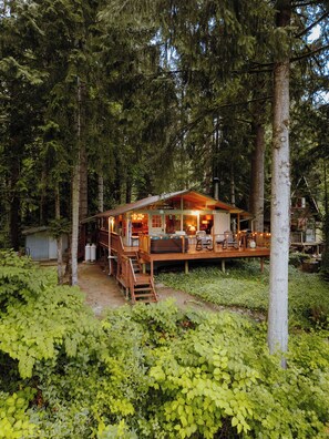 Exterior - Stargazer Studio - riverfront pet-friendly cabin (Gold Bar)