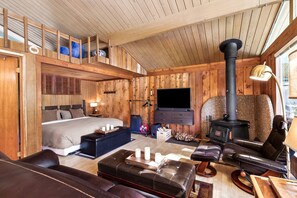 1 bedroom, WiFi, bed sheets - Stargazer Studio - riverfront pet-friendly cabin (Gold Bar)