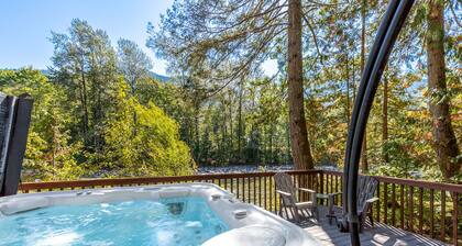 White Water Retreat - riverfront, pet friendly, hot tub