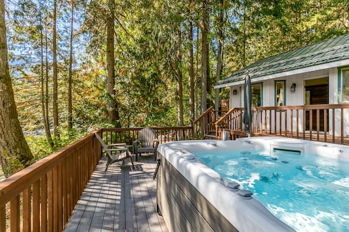 White Water Retreat - riverfront, pet friendly, hot tub
