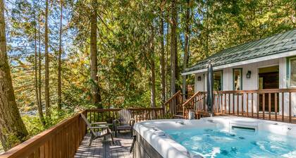 White Water Retreat - riverfront, pet friendly, hot tub