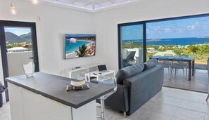 Smart TV - Residence BO, Two-Bedroom Apartment, Suite with Sea View (Baie Orientale)