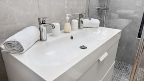 Doccia, asciugacapelli, asciugamani, sapone