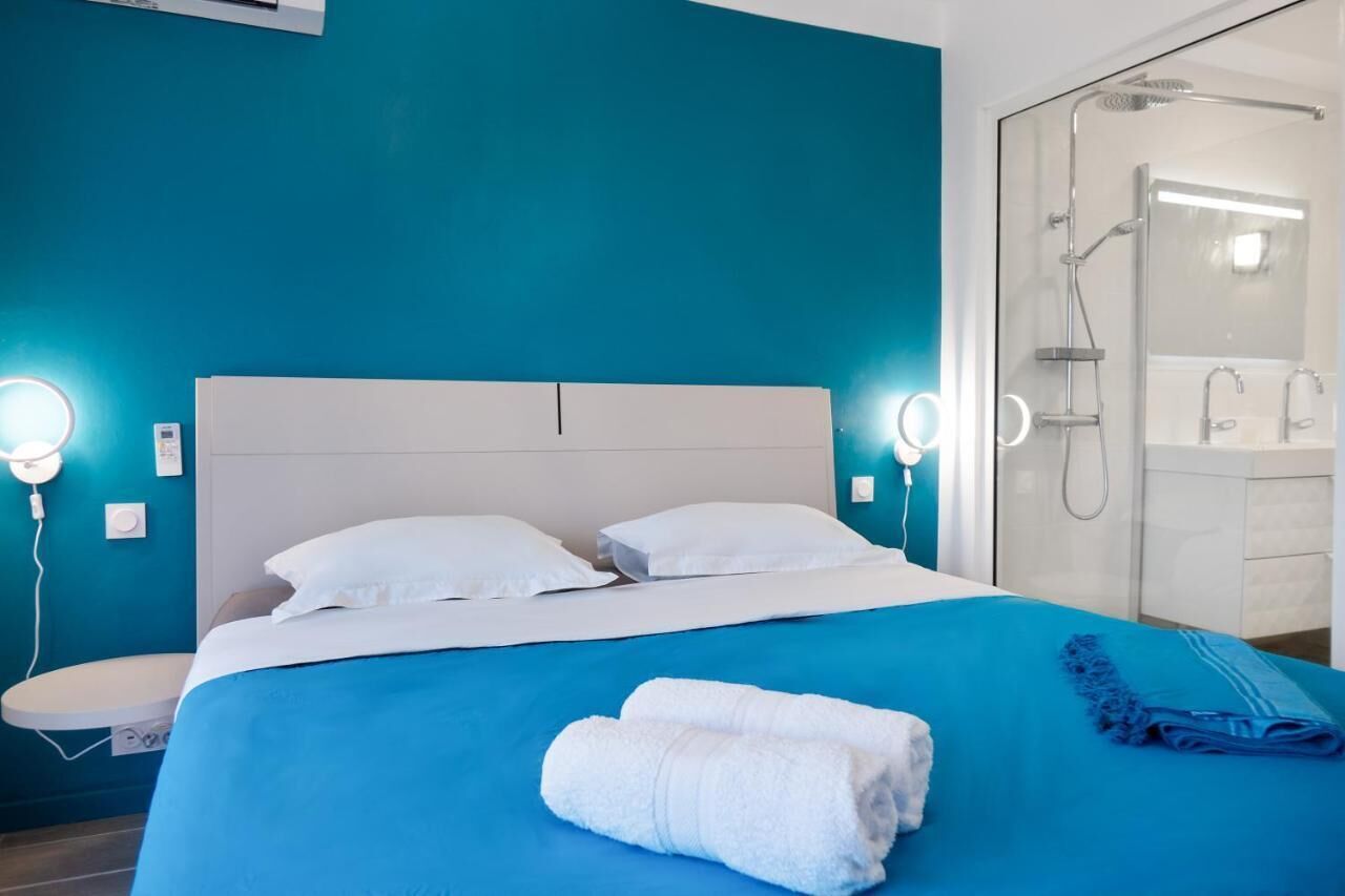 Una habitació d'hotel amb llit, dutxa i bany.