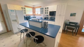Fridge, microwave, oven, stovetop - Guest House In Edgartown (Edgartown)