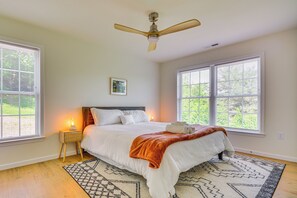 6 bedrooms, Internet, bed sheets - Timeless Hillsville Farmhouse: Blue Ridge Parkway! (Hillsville)