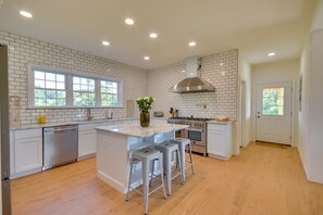Fridge, microwave, stovetop, dishwasher - Timeless Hillsville Farmhouse: Blue Ridge Parkway! (Hillsville)