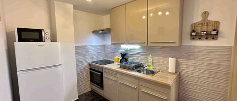 Frigorifero, microonde, forno, piano cottura