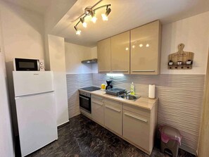 Kühlschrank, Mikrowelle, Ofen, Herdplatte