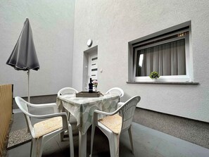 Outdoor dining - Holiday apartment the sea with air conditioning (Dramalj)